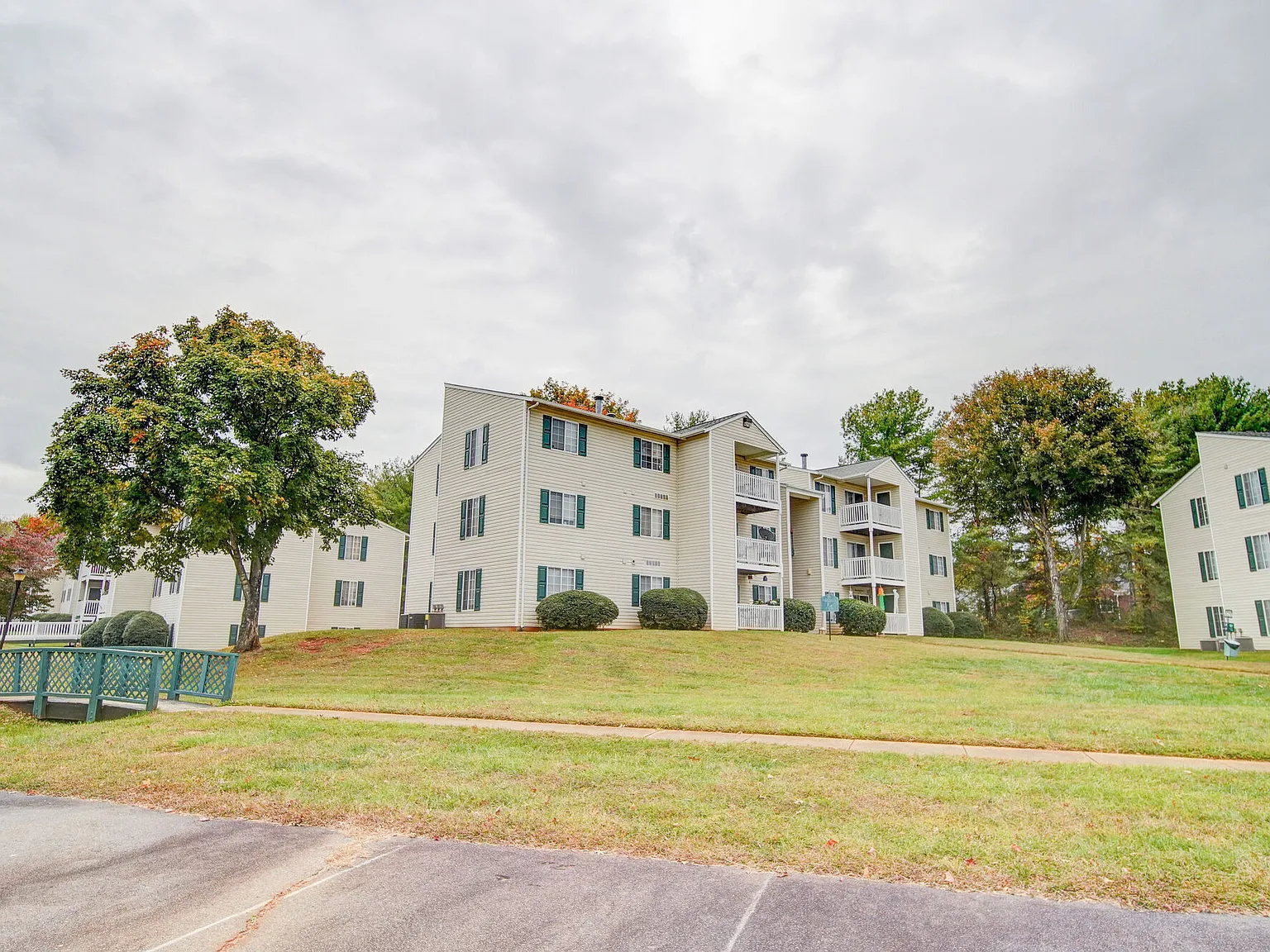 Falcon Pointe Apartments — Photo 3