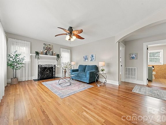 3rd image of 4273 Springs Rd