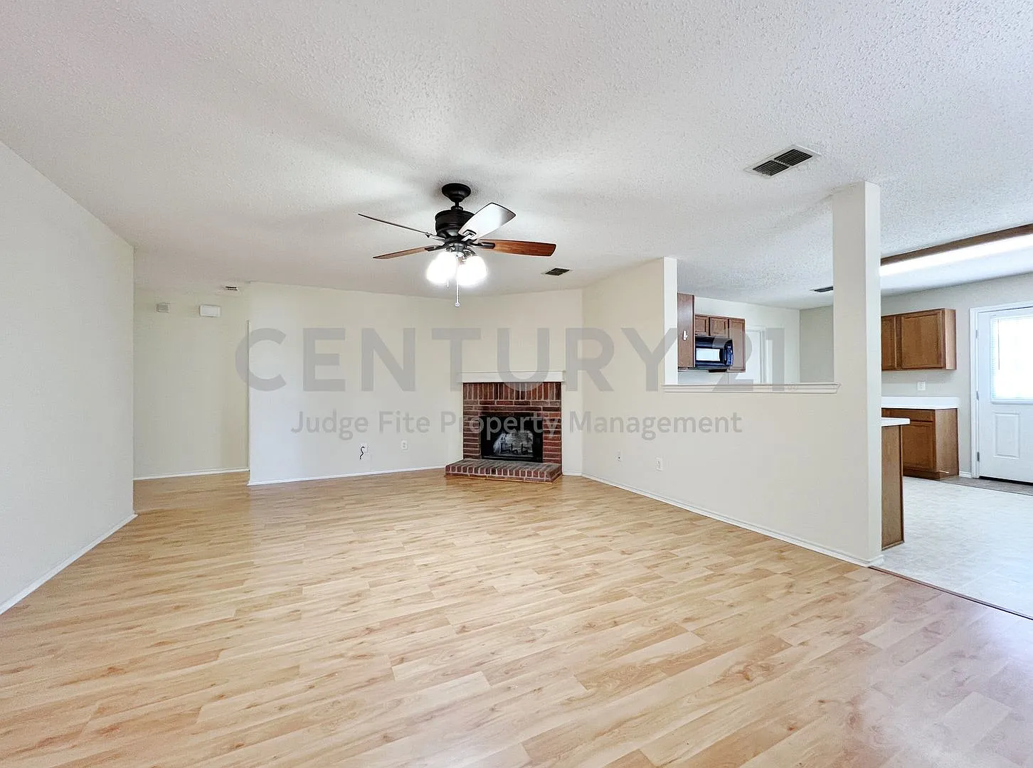 Traditional 3/2/2 in Harriet Creek Ranch For Rent! — Photo 2
