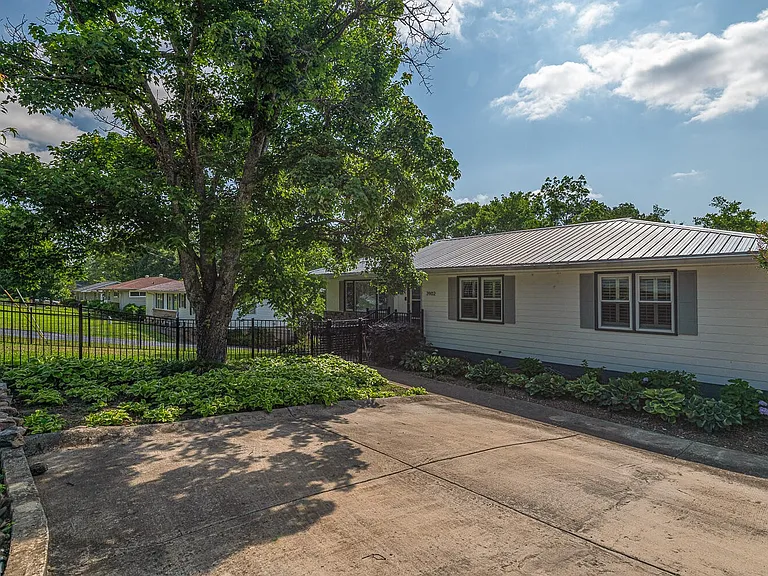 3902 Laird Ln — Photo 40