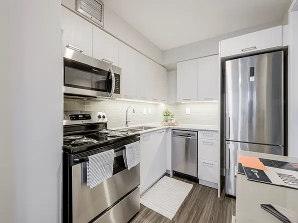 41 Dundonald St, Toronto, ON M4Y 1K6