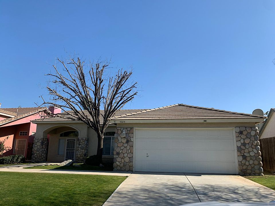 Beautiful home in the Riverlakes HOA. Lovely rock accents