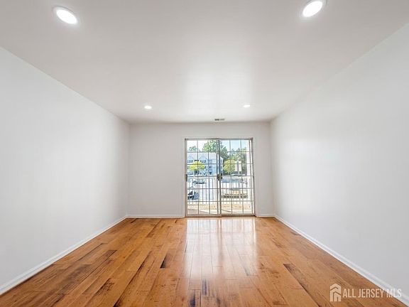 5th image of 1013 Waterford Dr