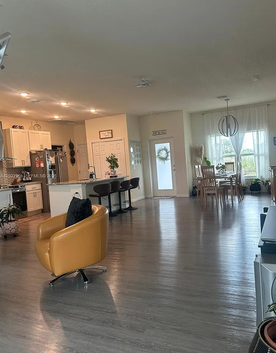 3 bed, 2.0 bath, $2,200 — Photo 2