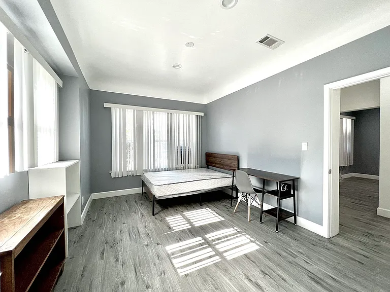1142 W 35th St #3 — Photo 15