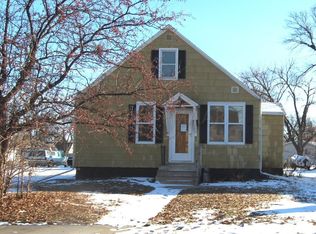 624 9th St N, Wahpeton, ND 58075