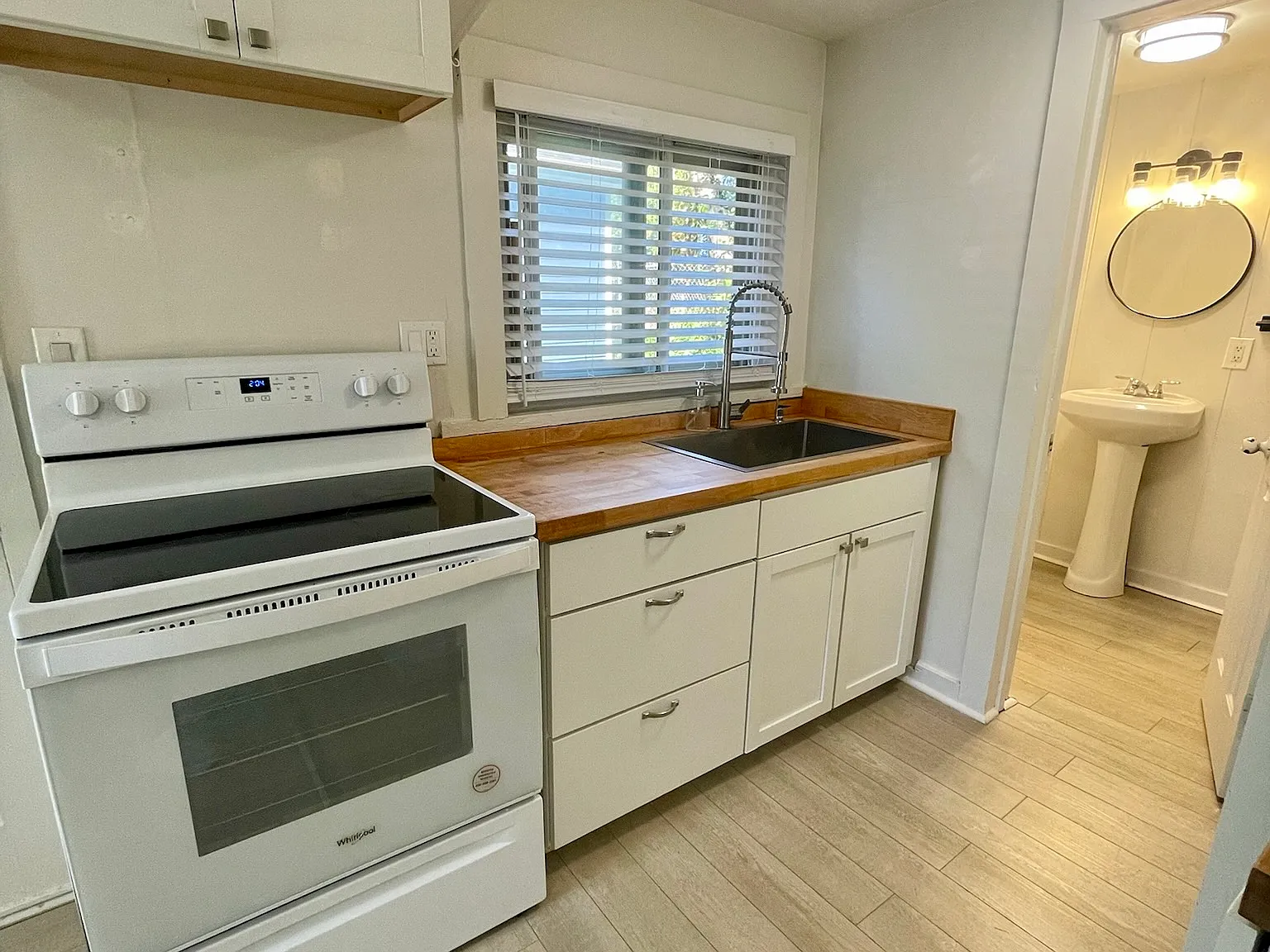 2 bed, 867 sqft, $1,600 — Photo 2