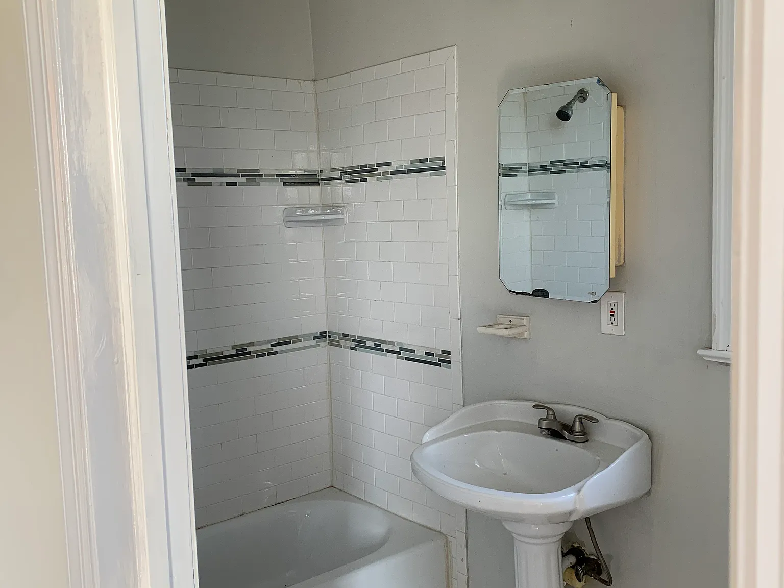 968 Brookline Blvd — Photo 1