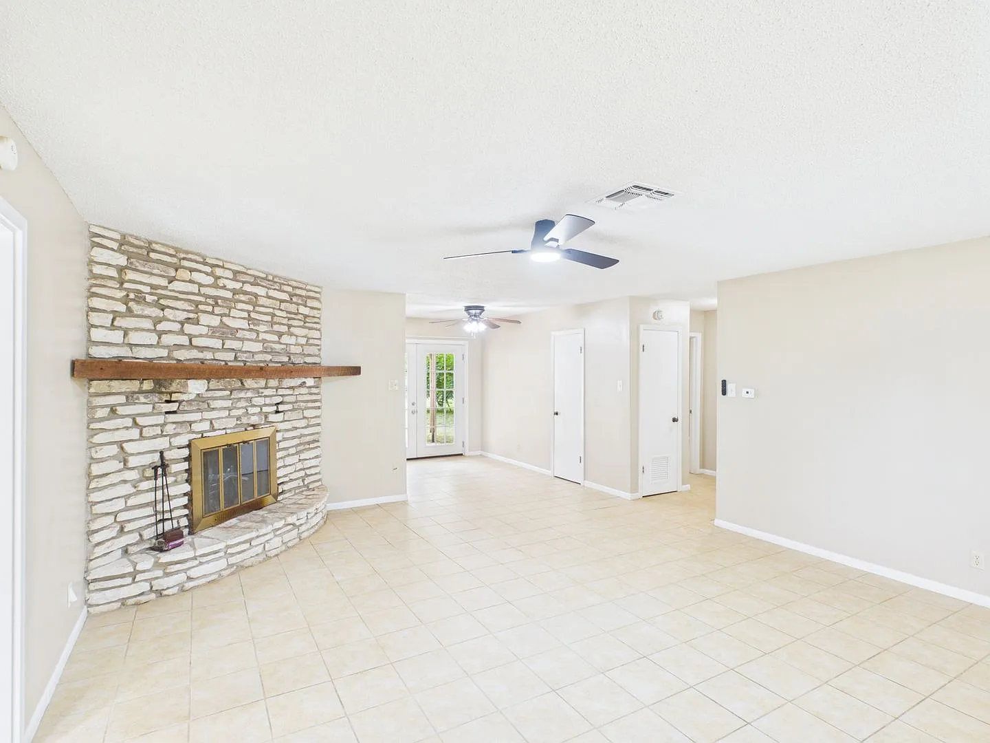 Room to Live, Room to Relax Spacious 3-Bedroom Home — Photo 4
