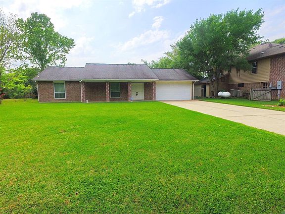 DOUBLE WIDE DRIVEWAY WITH 2 CAR GARAGE