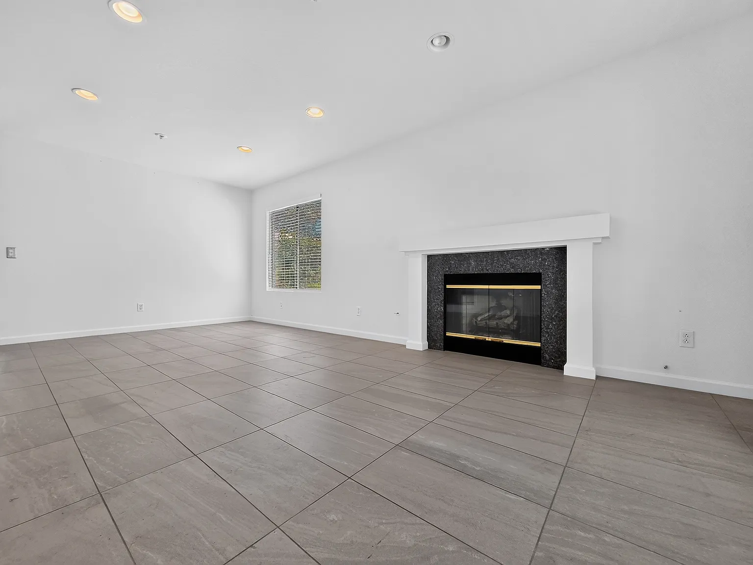3 bed, 2.5 bath, 1411 sqft, $4,000 — Photo 4
