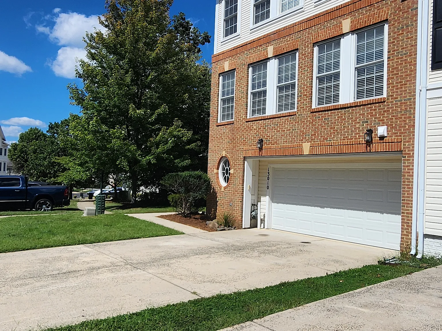 3 bed, 3.5 bath, 2500 sqft, $2,975 — Photo 2