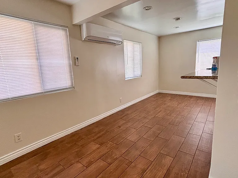 537 E Hurst St #1 — Photo 3