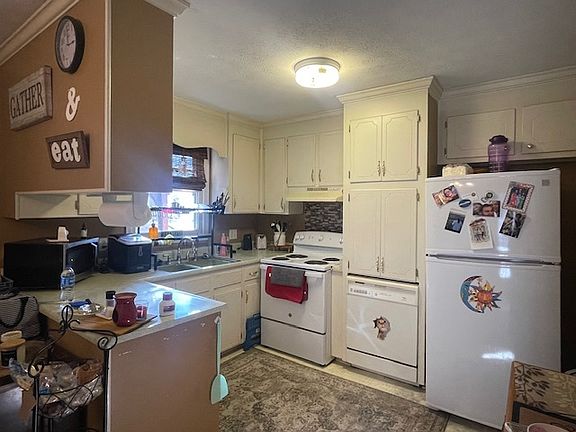 3rd image of 211 Pamela Dr