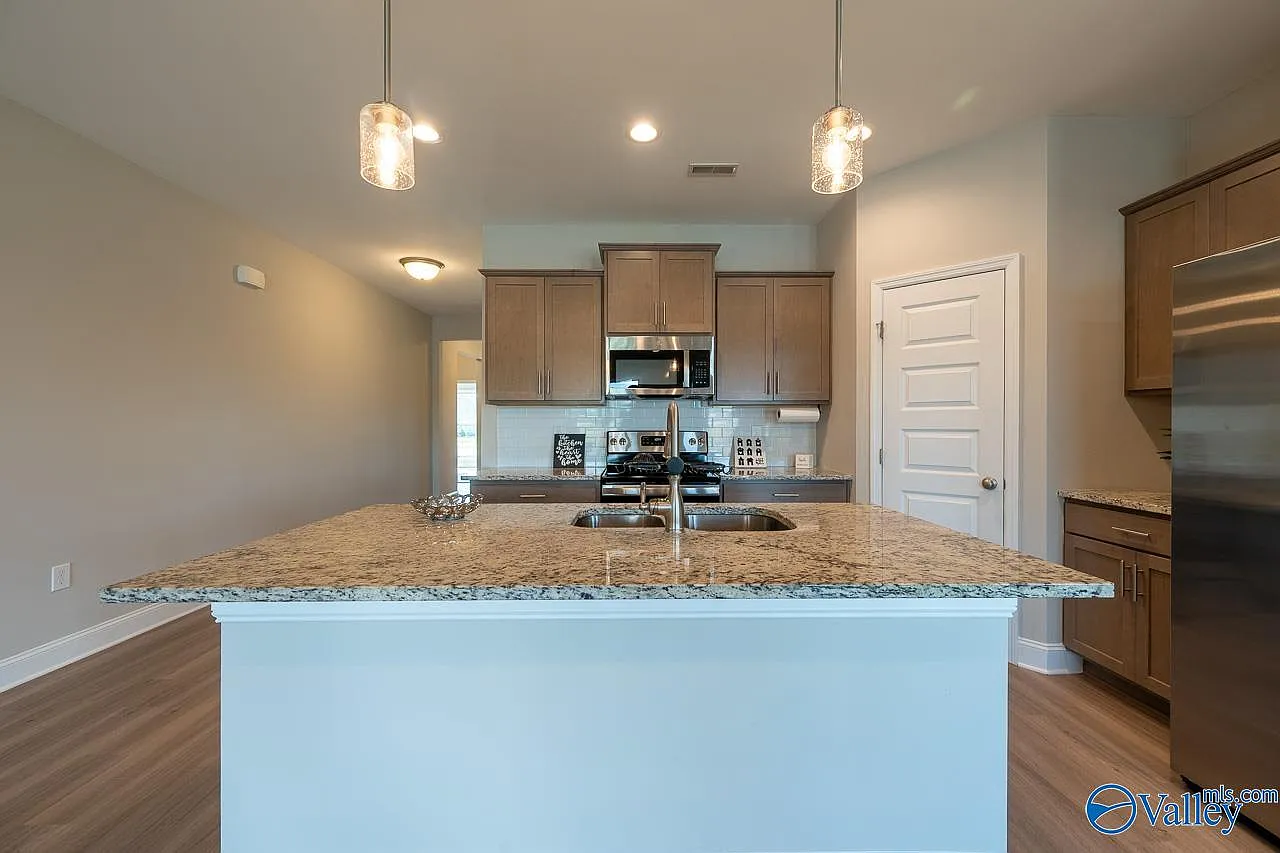 4 bed, 2.0 bath, 1972 sqft, $2,000 — Photo 4