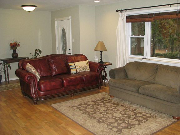 3rd image of 207 Mockingbird Ln