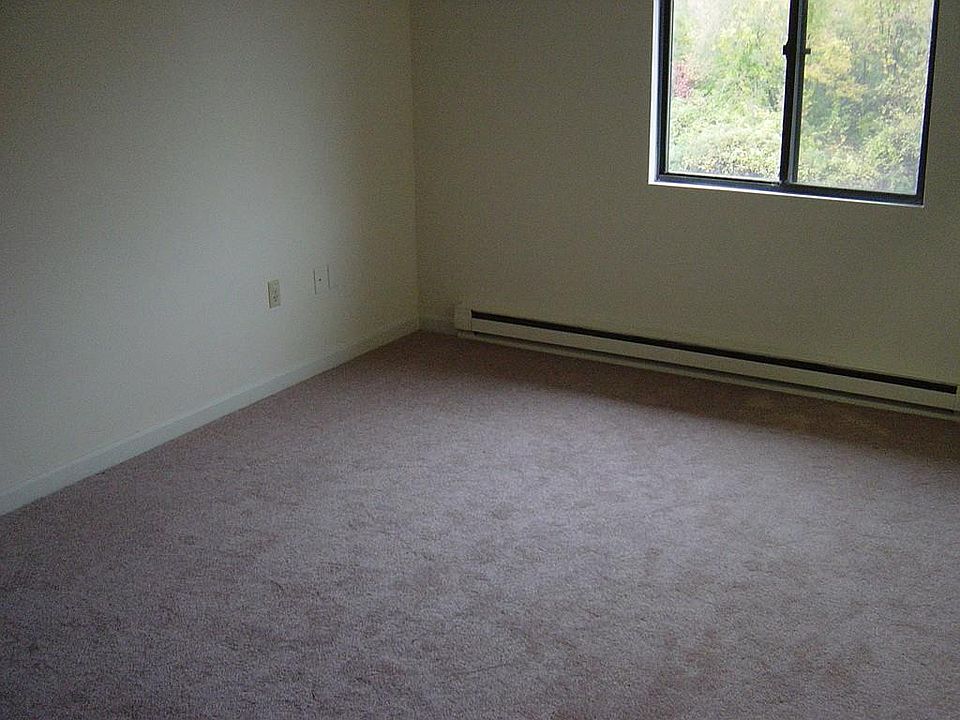 2nd image of 10 Basswood Ave APT B1