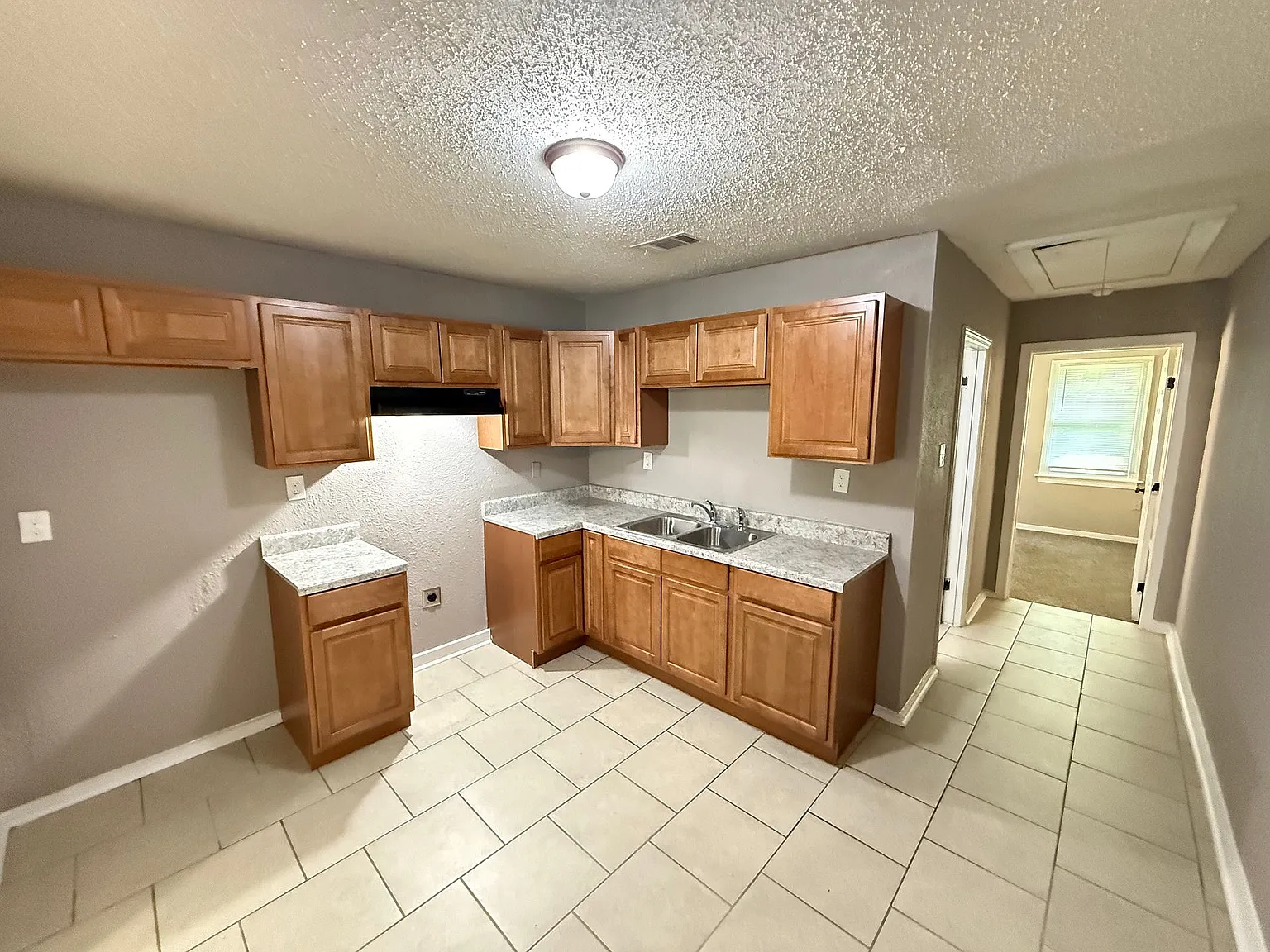 1347 Gill Ave — Photo 2
