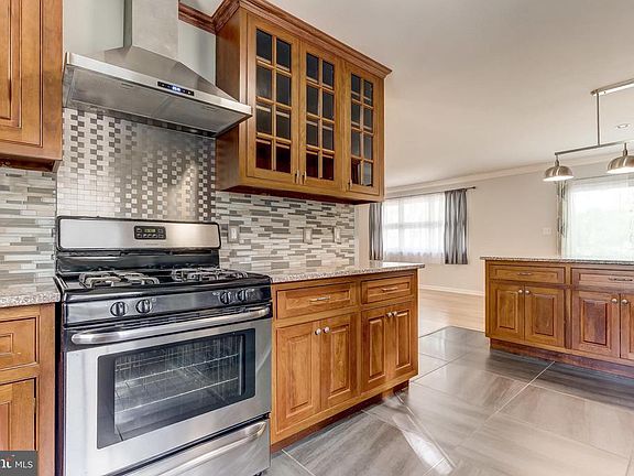 4th image of 510 Chalet Dr W