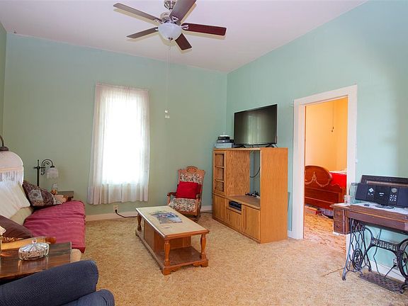 3rd image of 221 W 29th St