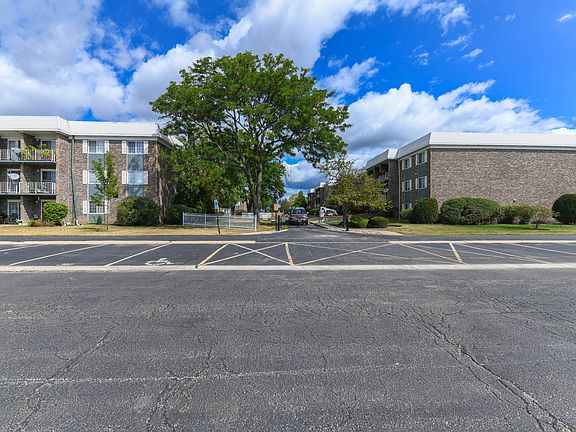 3rd image of 1533 N Windsor Dr APT 314