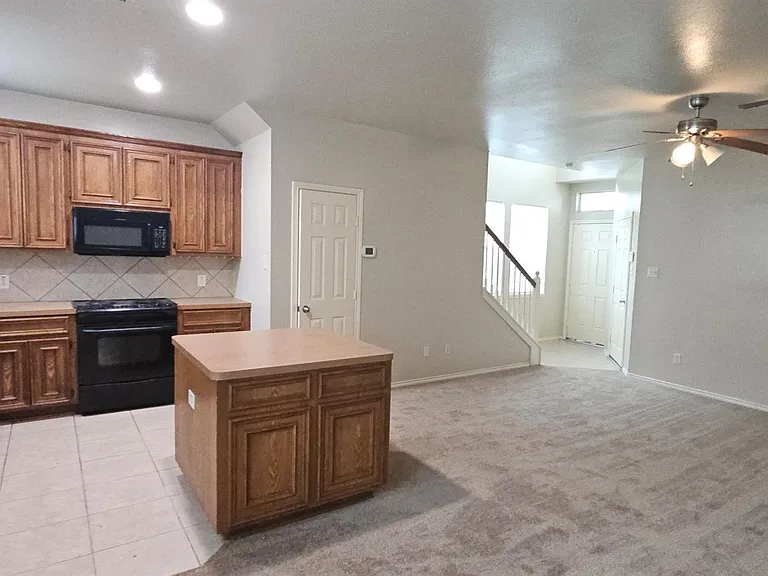 706 Woodport Ln — Photo 5