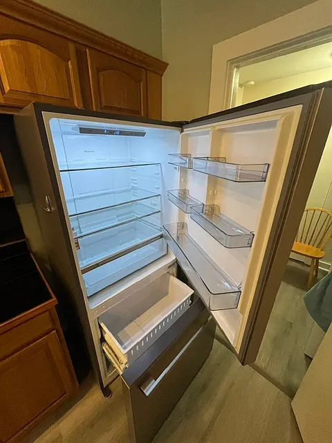 3 bed, 900 sqft, $1,500 — Photo 3