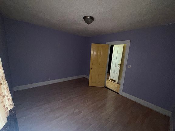 3rd image of 2527 Oak St