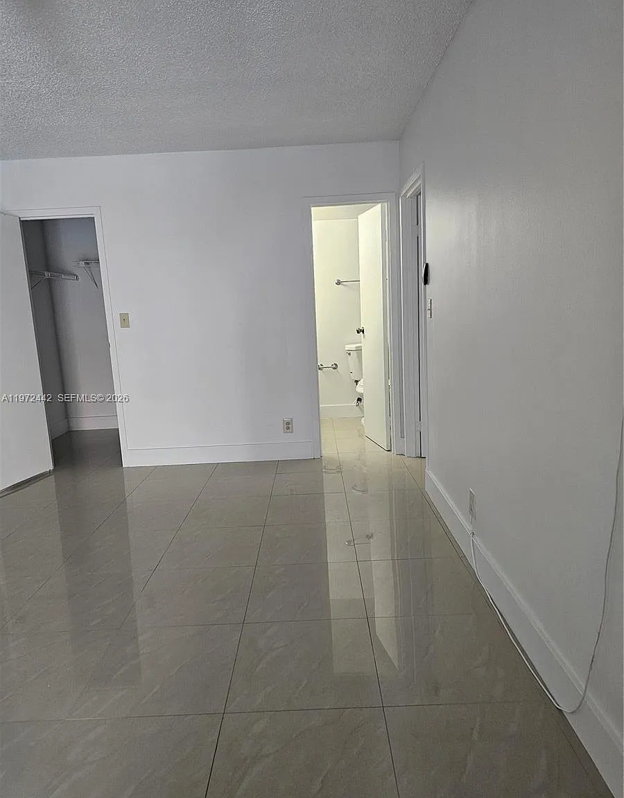 Desoto Park Condo — Photo 1