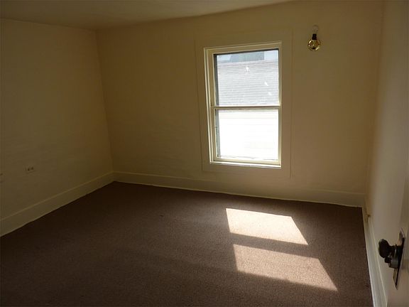 4th image of 218 1/2 E Jackson St