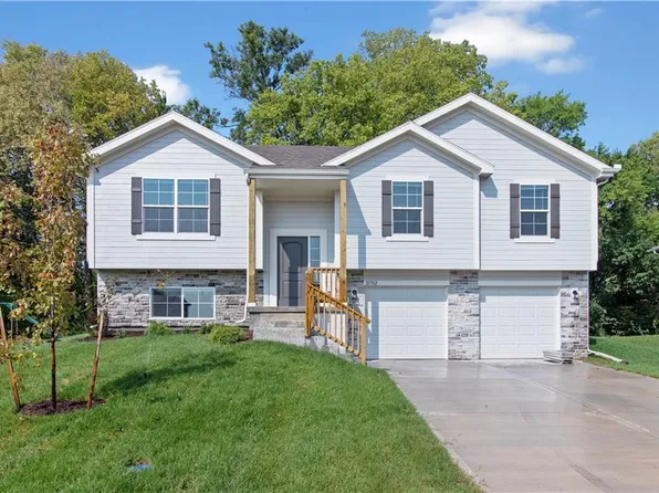 21702 Westover Rd, Peculiar, MO 64078