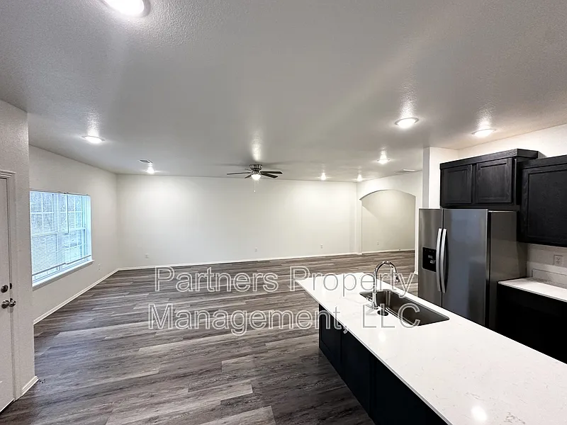 4 bed, 4.5 bath, 2000 sqft, $2,095 — Photo 2