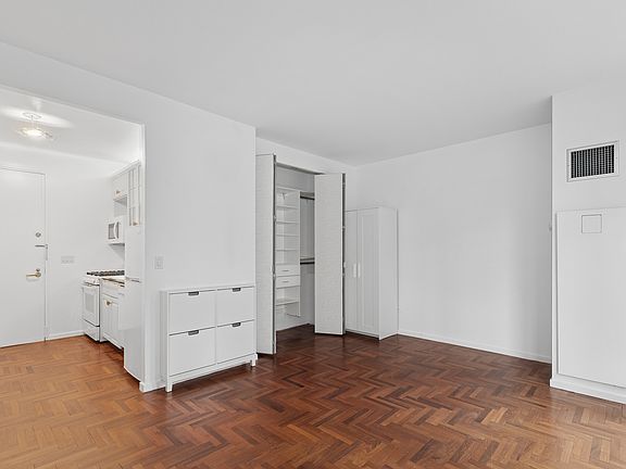 3rd image of 250 E 54th St APT 12B