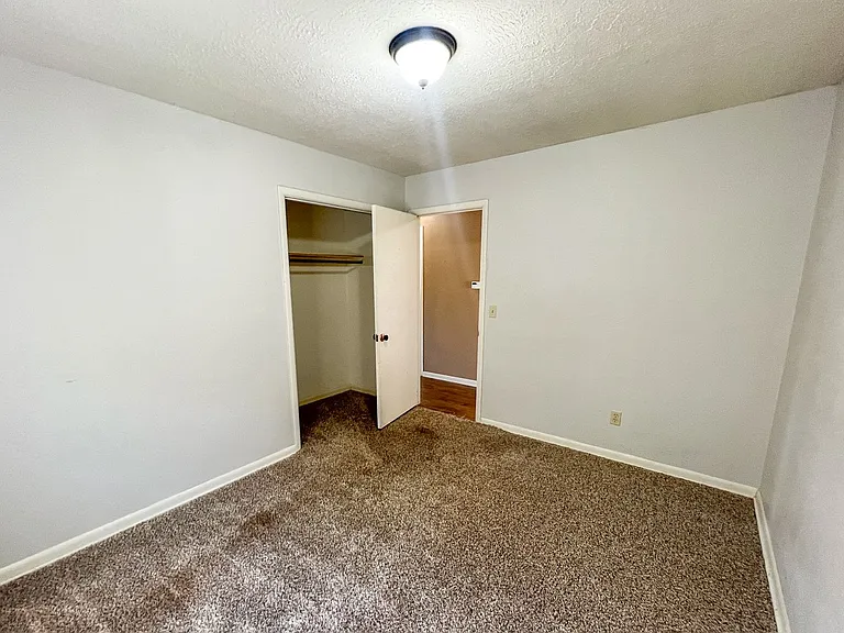 2737 Plymouth Ln — Photo 10