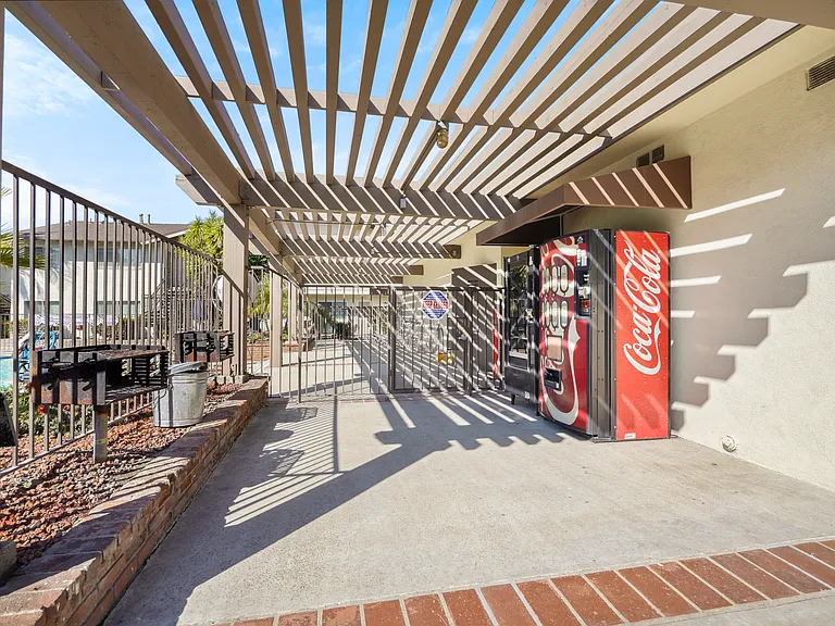 Sierra West Apartments — Photo 18