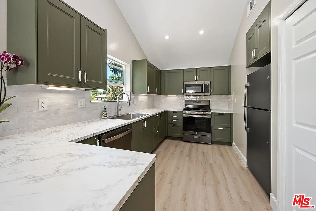 2 bed, 2.0 bath, 800 sqft, $4,450 — Photo 1