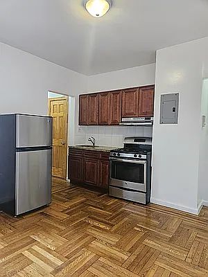 2nd image of 25-28 42nd St #1R