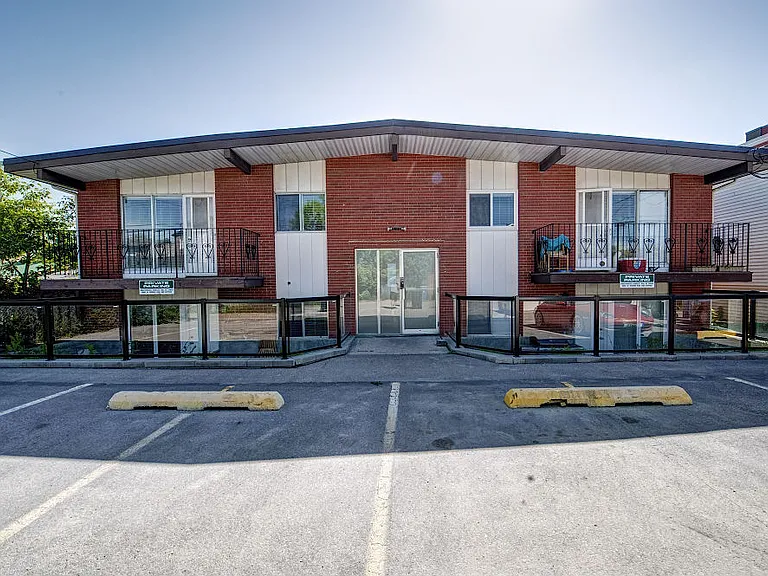 3409 Centre St N — Photo 1