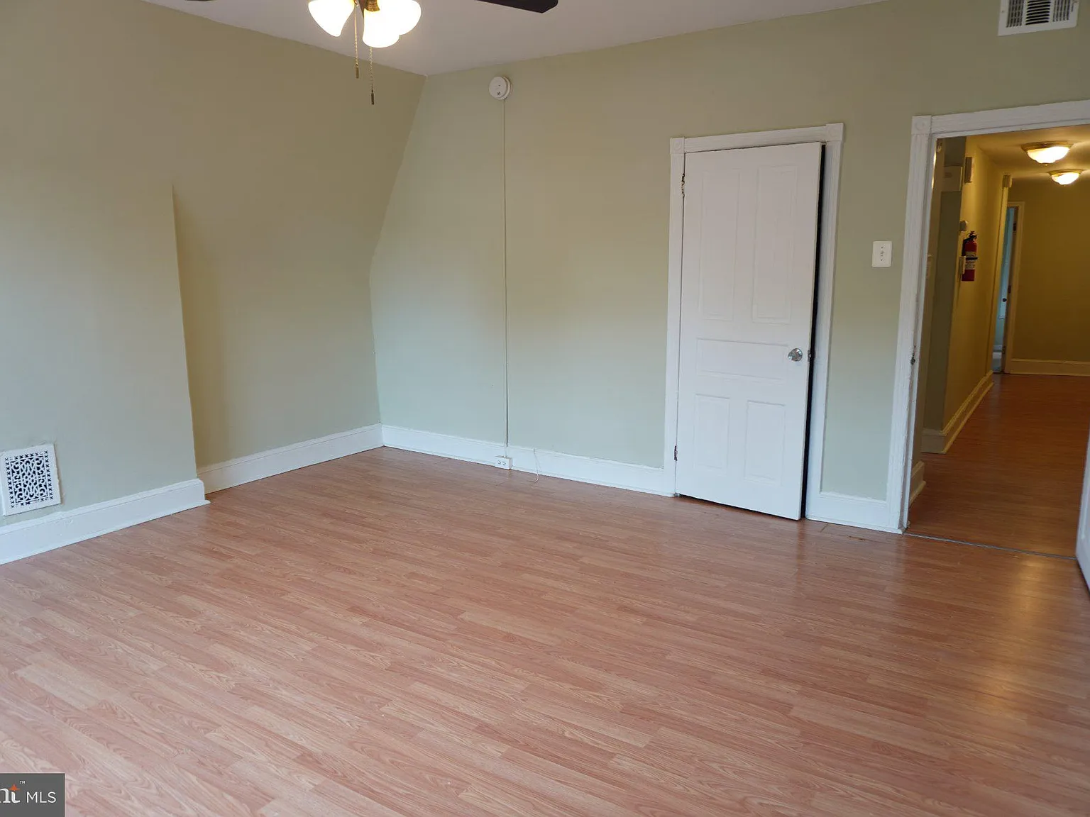 1 bed, 1.0 bath, 2588 sqft, $1,150 — Photo 3