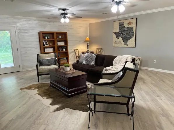 1402 Posey Brewer Rd, Sunset, TX 76270