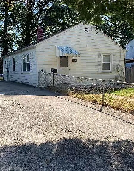 409 N Horners Ln — Photo 2