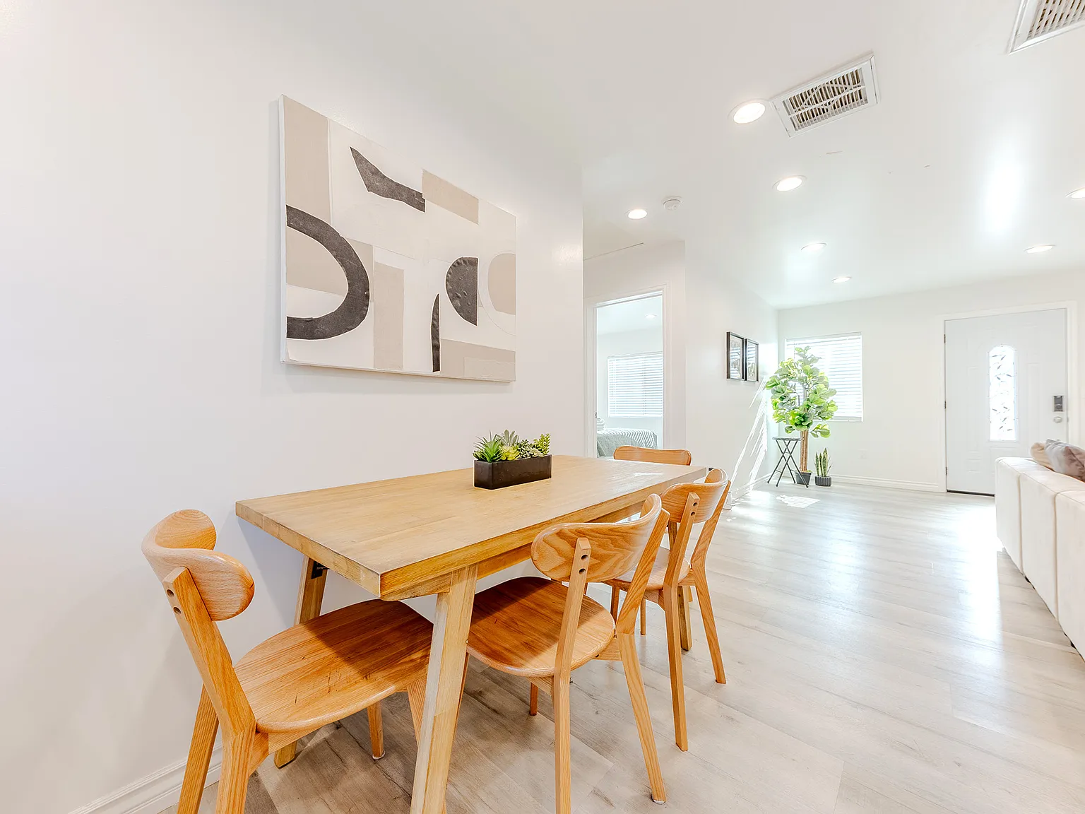 3 bed, 1300 sqft, $6,900 — Photo 3