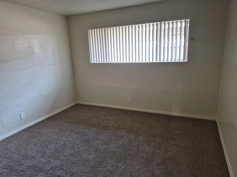 2040 W Shields Ave — Photo 4