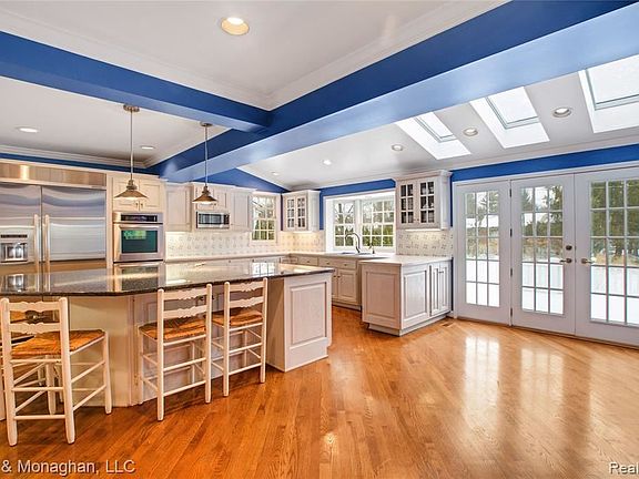 3rd image of 90 Sunningdale Dr