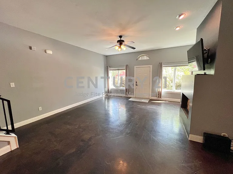 1813 S Ervay St — Photo 9