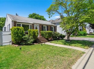 727 Mendon Rd, Woonsocket, RI 02895