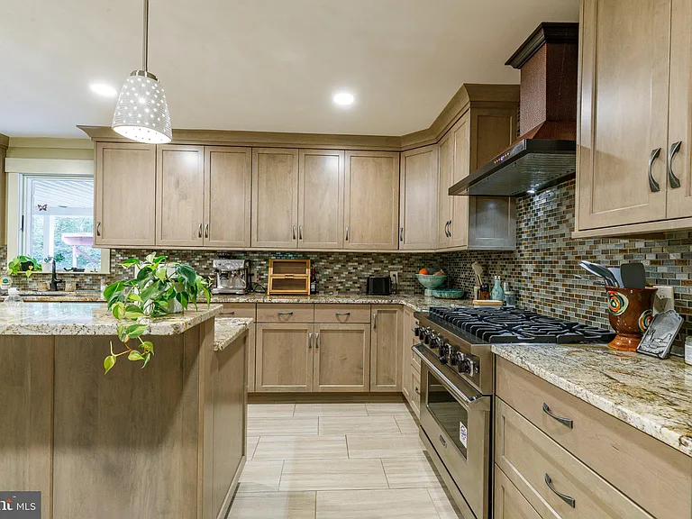 1135 Romsey Dr — Photo 7
