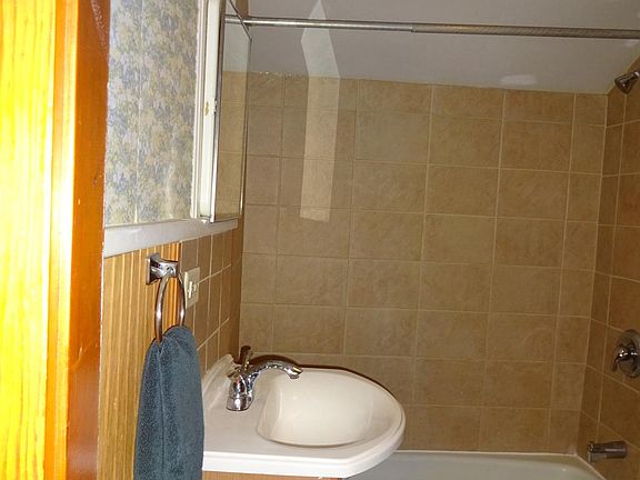 Full bath, great tile, clean, cute, nice color scheme!