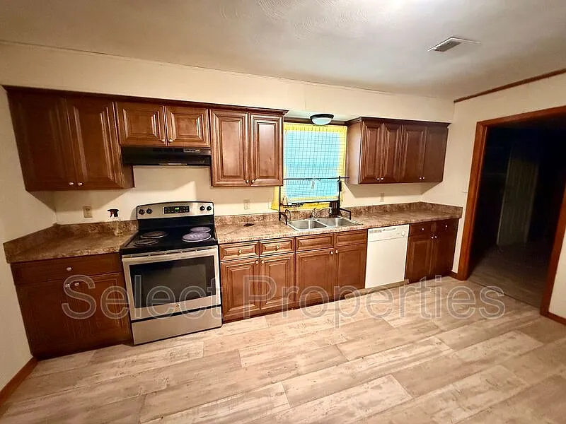 3 bed, 1.0 bath, 1200 sqft, $1,200 — Photo 3
