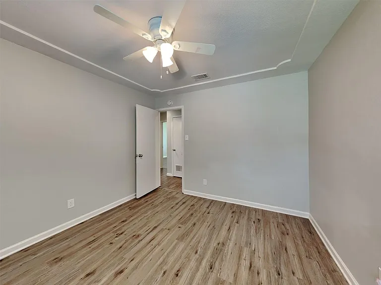 549 Park Center Blvd — Photo 14
